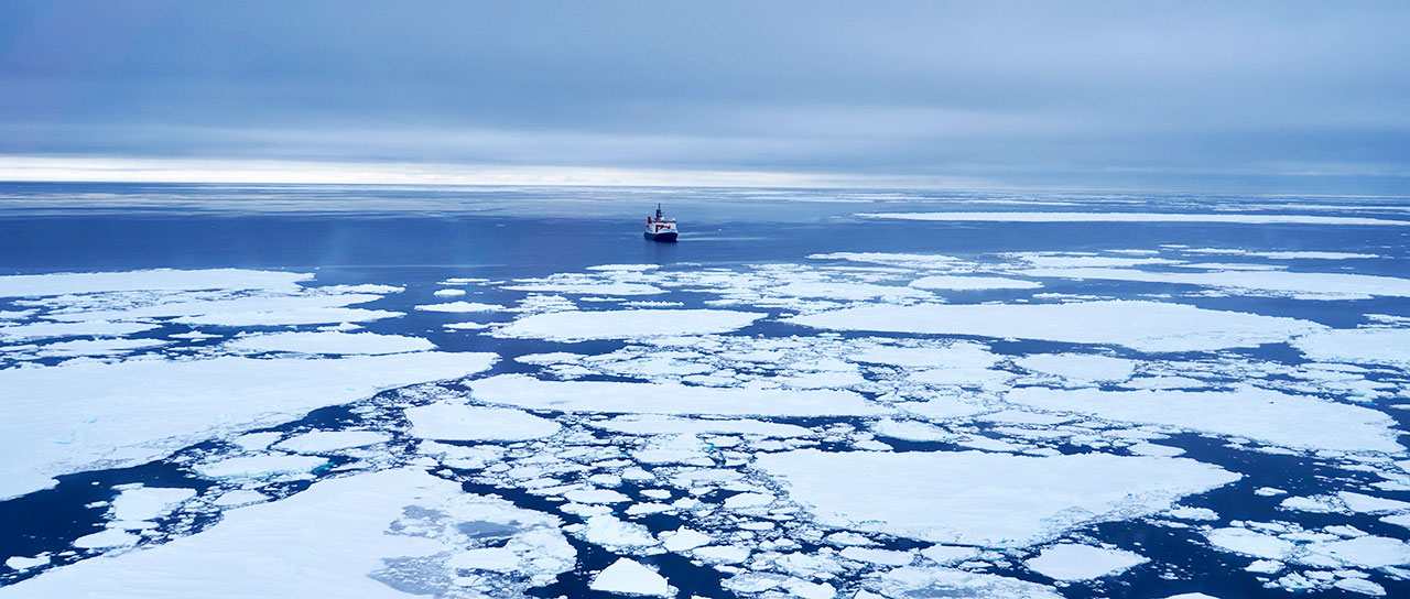 Forschungsschiff im Südpolarmeer