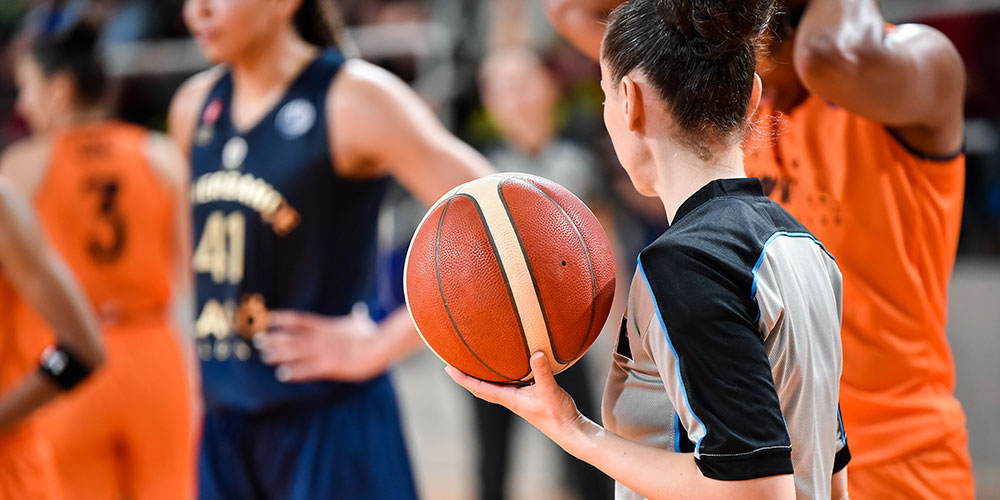 A friendly pat on the back can improve performance in basketball