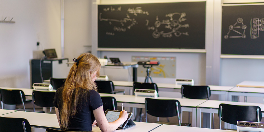 Gymnasiastin Hanna Lelonek vertieft ihr Interesse an der Mathematik und Informatik im Schüler*innenstudium der Universität Basel.