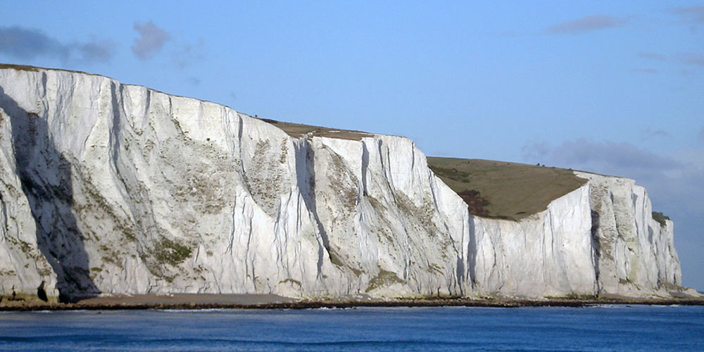 The white cliffs of Dover, seen from the deck of the ferry to France. (Image: Makiko Itoh/Flickr | CC BY-NC-SA 2.0)