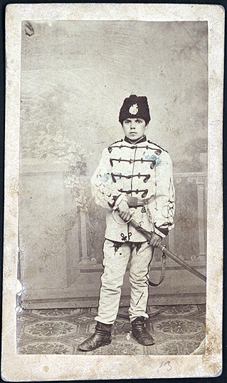 Nicht nur Männer, auch Kinder schlüpften gern in die Husarenuniform für den Akt des Fotografierens. (Bild: Nacionalna Biblioteka Sv. Sv. Kiril i Metodij, Sofia)