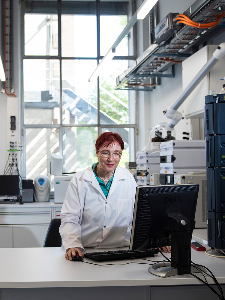 Cornelia Palivan ist am NFS Molecular Systems Engineering beteiligt, der die Entwicklung molekularer Minifabriken vorantreibt, die von biologischen Prozessen inspiriert sind (Bild: © Christian Flierl, Universität Basel). Cornelia Palivan ist am NFS Molecular Systems Engineering beteiligt, der die Entwicklung molekularer Minifabriken vorantreibt, die von biologischen Prozessen inspiriert sind (Bild: © Christian Flierl, Universität Basel).