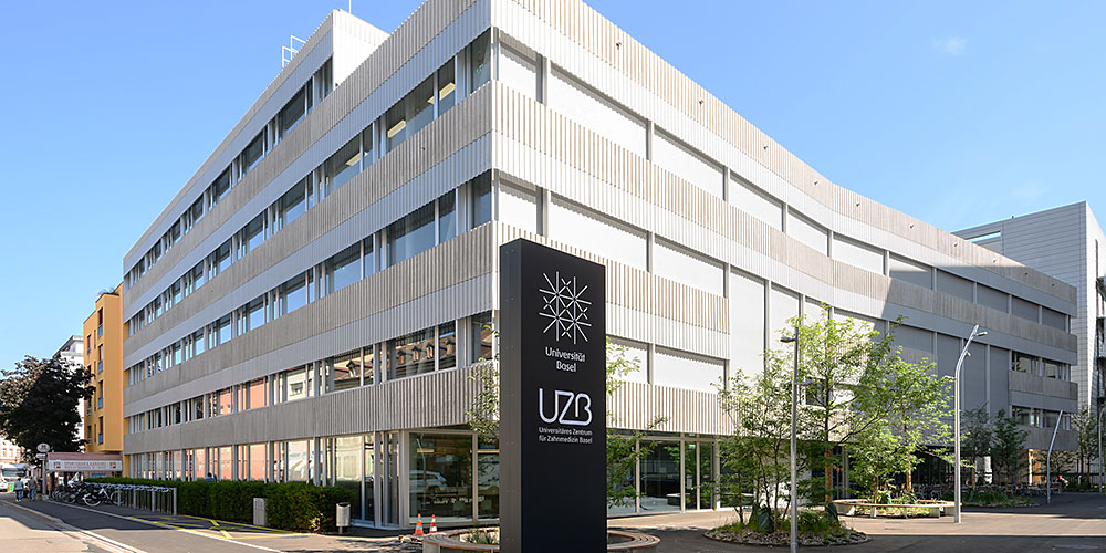 Herzstück des Campus Rosental: Neben der Zahnmedizin enthält der Neubau Lehrräume, eine UB-Filiale und eine öffentliche Cafeteria. (Bild: Universität Basel/UZB, Photo Basilisk)