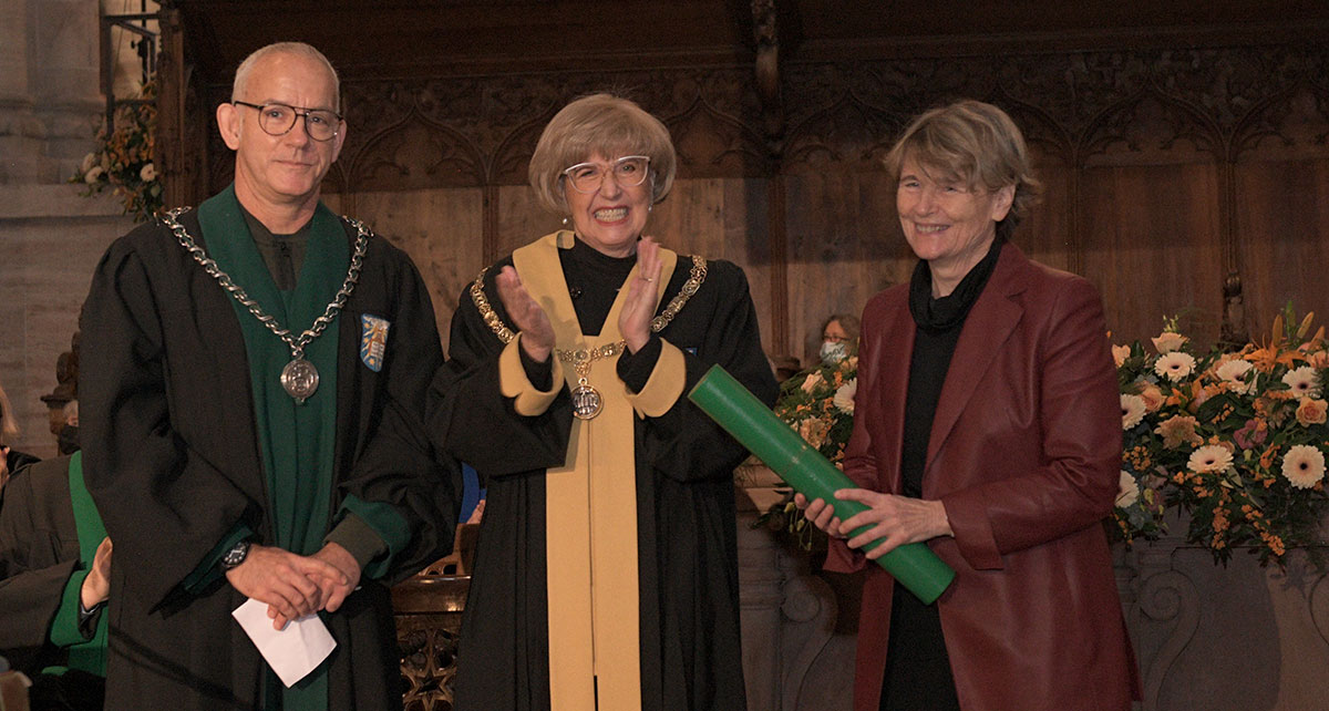 Prof. Ruth Lehmann received an honorary doctorate from the Faculty of Sciences from Dean Prof. Marcel Mayor. (Photo: University of Basel, Christian Flierl)