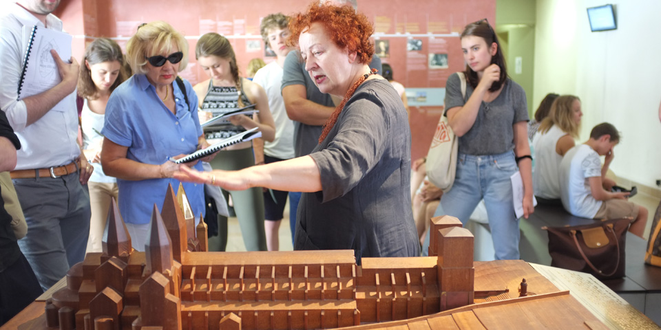 Professorin Barbara Schellewald im Historischen Museum bei einer Führung