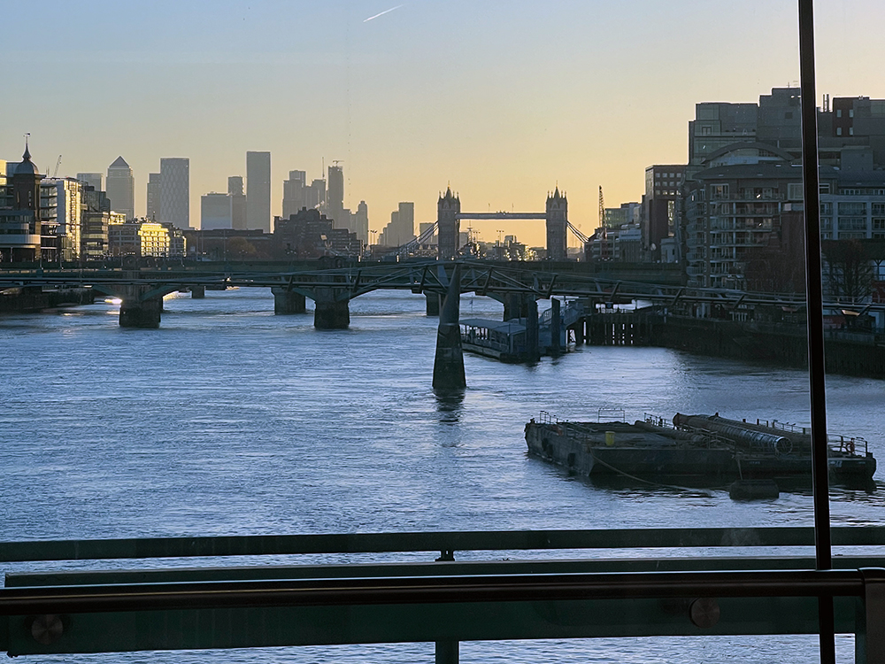 Ein Blick über die Themse hinweg auf die Tower Bridge.