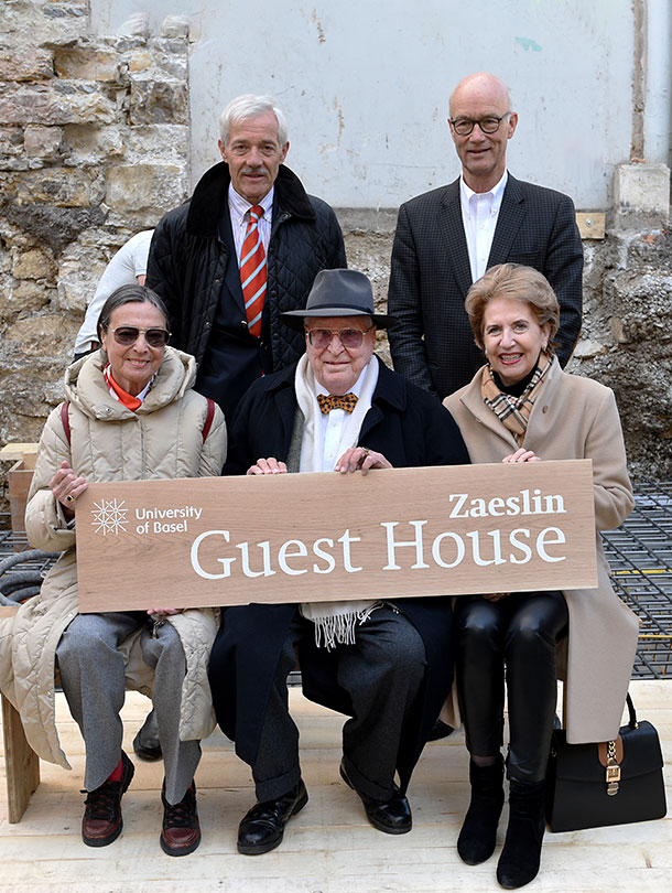 Claudine Zaeslin, Hans Heiner Zaeslin, Prof. Dr. Andrea Schenker-Wicki; hinten: Dr. Ulrich Vischer, Tom Koechlin. (Bild: Universität Basel, Peter Schnetz) Claudine Zaeslin, Hans Heiner Zaeslin, Prof. Dr. Andrea Schenker-Wicki; hinten: Dr. Ulrich Vischer, Tom Koechlin. (Bild: Universität Basel, Peter Schnetz)