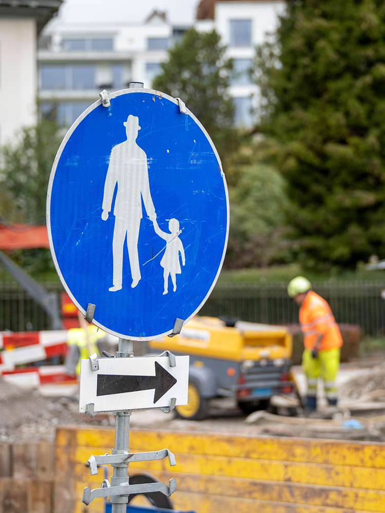 Fussgängerschild und Pfeil auf einer Baustelle. Fussgängerschild und Pfeil auf einer Baustelle.
