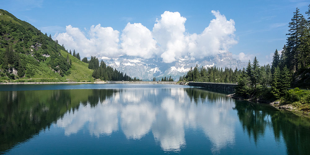 Storage lakes could be suitable for the extraction of methane for energy production. (Garichti reservoir in the canton of Glarus. Photo: W***/Flickr | CC BY-NC 2.0)