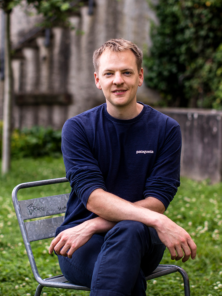 Simon Tobias Bühler im Garten der Alten Universität Simon Tobias Bühler im Garten der Alten Universität