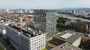 Blick von oben auf Pharmazentrum und Biozentrum, im Hintergrund der Westen Basels