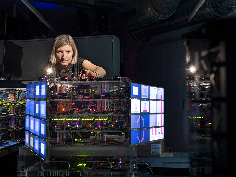 Florina Ciorba entwickelt mit Forschungspartnern ein extremes Simulations-Framework, um Entstehung, Wachstum und Verschmelzung von supermassiven Schwarzen Löchern im frühen Universum sowie die Planetenbildung mit hochauflösenden Modellen und Supernova-Explosionen zu simulieren. (Bild: © Christian Flierl, Universität Basel) Florina Ciorba entwickelt mit Forschungspartnern ein extremes Simulations-Framework, um Entstehung, Wachstum und Verschmelzung von supermassiven Schwarzen Löchern im frühen Universum sowie die Planetenbildung mit hochauflösenden Modellen und Supernova-Explosionen zu simulieren. (Bild: © Christian Flierl, Universität Basel)