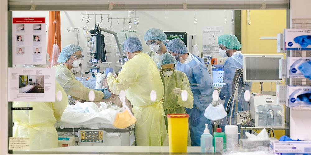 Treatment of a patient with Covid-19 in the intensive care unit of the University Hospital Basel. (Photo: University Hospital Basel, Fabian Fiechter)