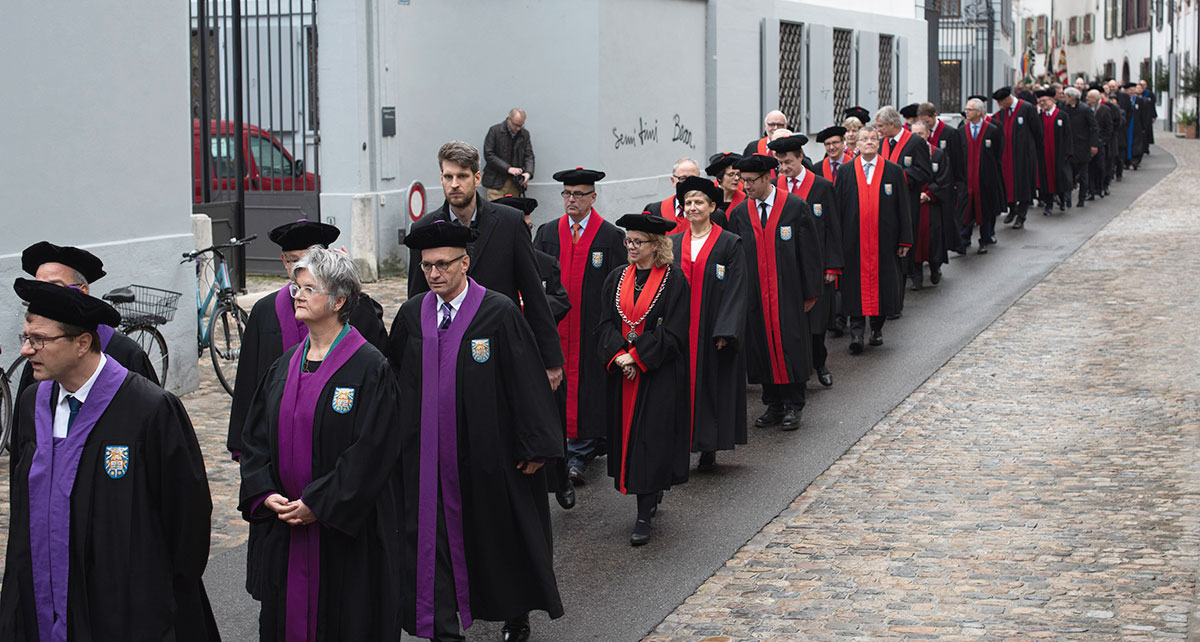 Many of the professors wear a gown and beret. The color of the gowns signifies the faculty affiliation: violet for Theology, red for Law, crimson for Medicine, blue for the Humanities, green for the Sciences, gold for Economics and silver for Psychology.