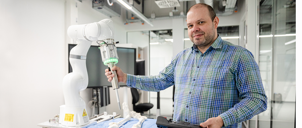 Georg Rauter demonstrates a robotic arm