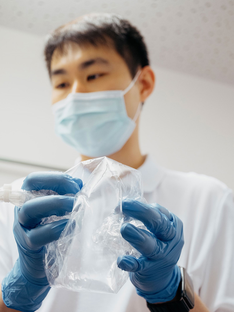 Jiafa Zeng with a sample bag in his hands, which he slowly presses together Jiafa Zeng with a sample bag in his hands, which he slowly presses together