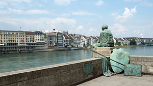 Die Skulptur „Helvetia auf Reisen“ an der Mittleren Brücke in Basel