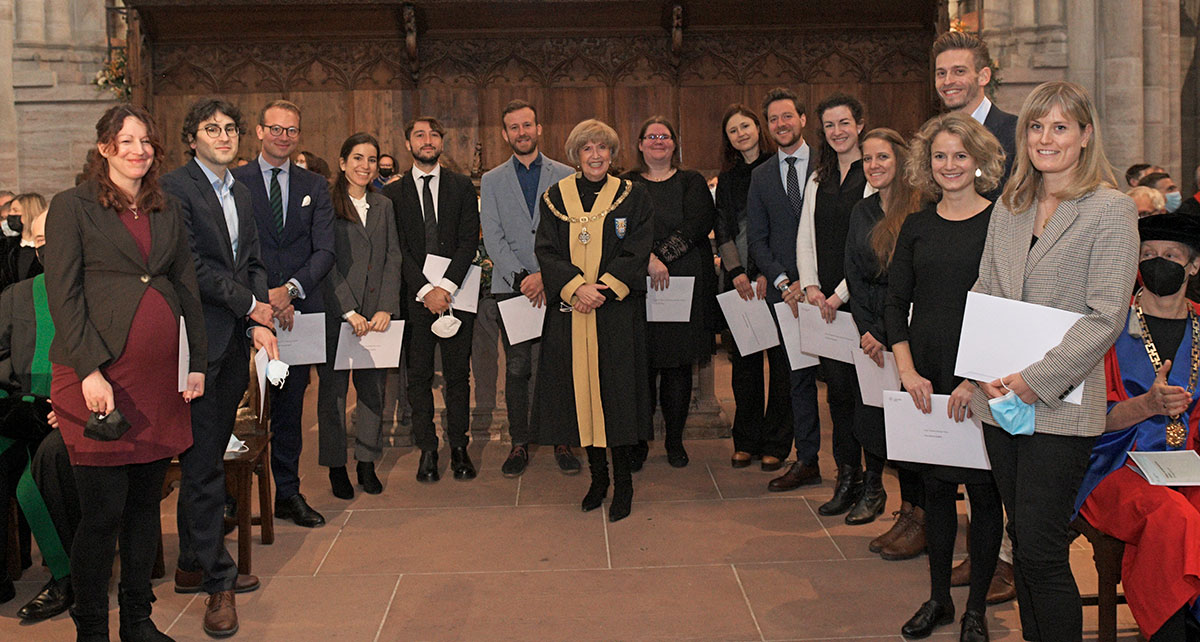 Die Rektorin gratuliert den Gewinnerinnen und Gewinnern der Fakultätspreise. (Bild: Universität Basel, Christian Flierl)