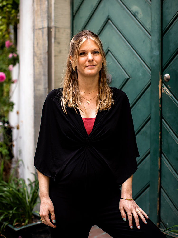 Darja Schildknecht vor der Eingangstür der Gender Studies am Rheinsprung. Darja Schildknecht vor der Eingangstür der Gender Studies am Rheinsprung.