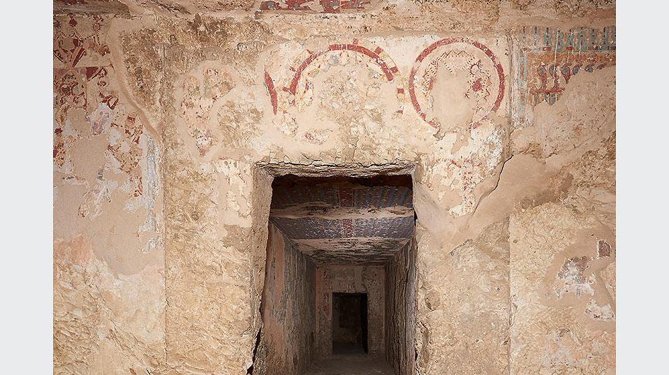 Türsturz mit Resten koptischer ornamentaler Bemalung in Grab TT84. (© Universität Basel, LHTT. Foto: Matjaž Kačičnik)
