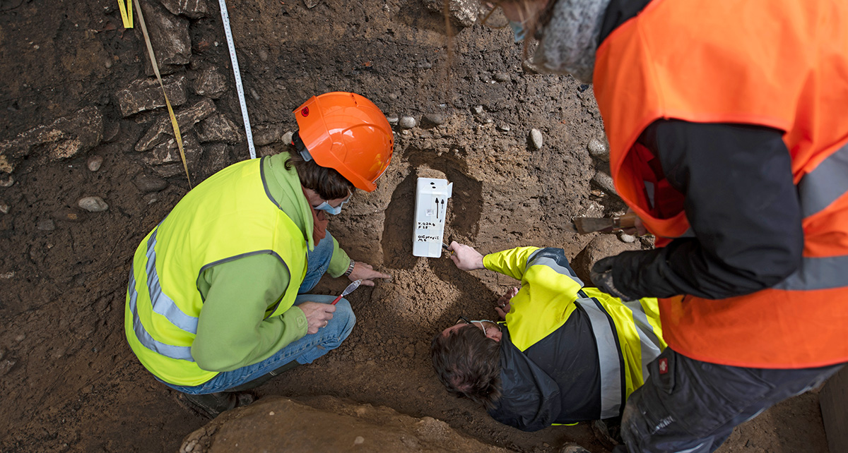 Studierende entnehmen Sedimentproben in weissen Plastikboxen. Studierende entnehmen Sedimentproben in weissen Plastikboxen.