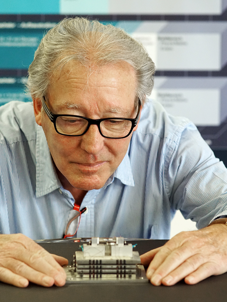 Christoph Gerber mit Replik des ersten Rasterkraftmikroskops. Christoph Gerber mit Replik des ersten Rasterkraftmikroskops.