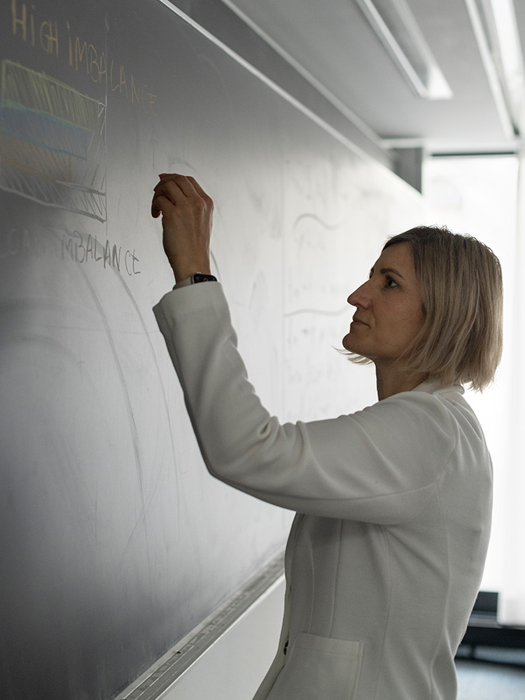 Florina Ciorba befasst sich mit algorithmischen Problemen, die das Zusammenspiel mehrerer Computer betreffen. (Bild: © Christian Flierl, Universität Basel) Florina Ciorba befasst sich mit algorithmischen Problemen, die das Zusammenspiel mehrerer Computer betreffen. (Bild: © Christian Flierl, Universität Basel)