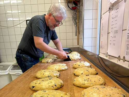 Michael Podvinec mit mehreren runden Teighaufen Michael Podvinec mit mehreren runden Teighaufen