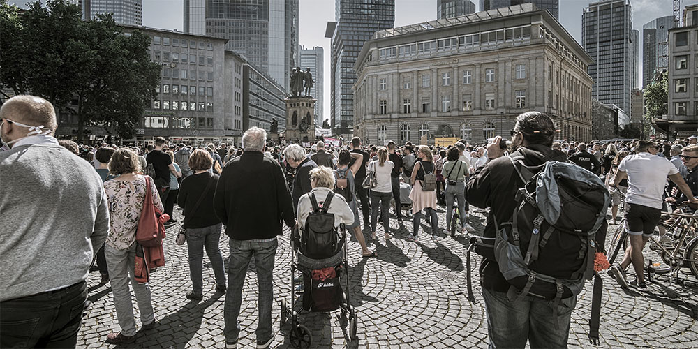 Demonstration gegen Coronamassnahmen in Frankfurt am Main (Deutschland), 16. Mai 2020. (Foto: photoheuristic.info/Wikimedia | CC BY 2.0)
