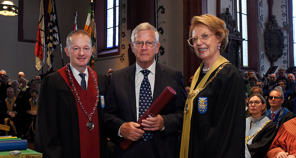Professor Ruedi Lüthy, who has been a pioneer in the fight against HIV/AIDS, was awarded his doctor honoris causa by the Faculty of Medicine. (Photo: University of Basel, Christian Flierl).