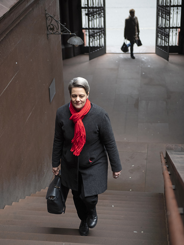 Stefanie Bailer und ihr Team möchten herausfinden, warum das Vertrauen in Politikerinnen und Politiker europaweit, auch in der Schweiz, sinkt (Bild: © Christian Flierl, Universität Basel). Stefanie Bailer und ihr Team möchten herausfinden, warum das Vertrauen in Politikerinnen und Politiker europaweit, auch in der Schweiz, sinkt (Bild: © Christian Flierl, Universität Basel).