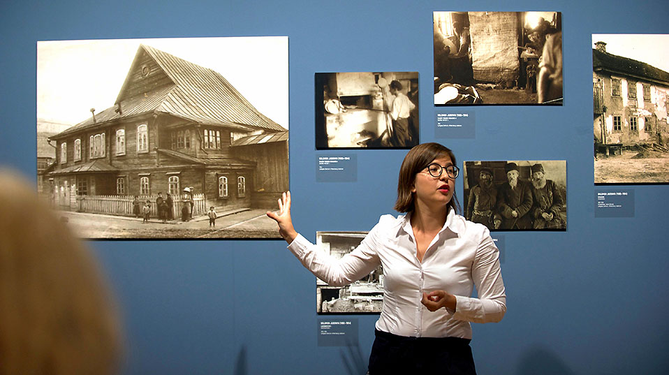 Die Ausstellung präsentiert auch Fotografien, die zwischen 1912 und 1914 entstanden sind und jüdische Schtetl in Russland zeigen.