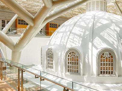 Nationalgalerie Singapur Eine Decke aus Glas und Metall verbindet zwei Kolonialgebäude zur neuen Nationalgalerie.