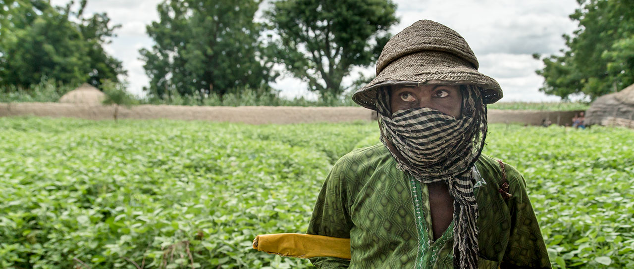 Aliyu aus Nigeria schützt sein Gesicht mit einem Tuch.