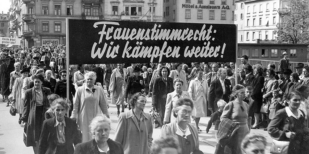 Frauen demonstrieren an einem 1. Mai-Umzug in Zürich für ihre Rechte. (Bild: Schweizerisches Sozialarchiv, F 5047-Fb-103)