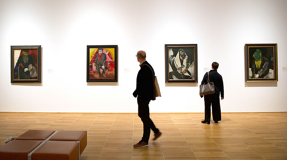 Vier Bilder alter Juden – in rot, hellrot, schwarz-weiss und grün – bilden einen Höhepunkt der Ausstellung.