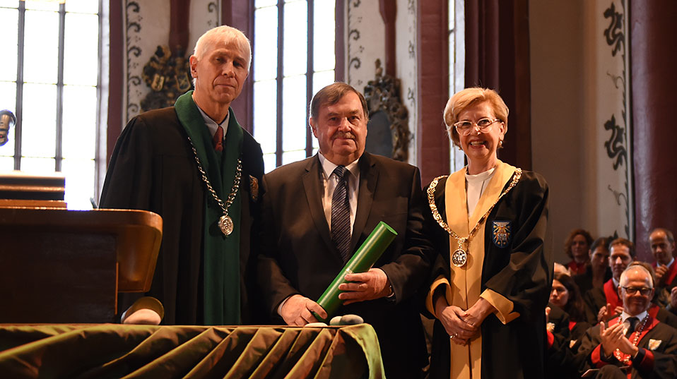 Reading rocks: Faculty of Science awards prospector and mineral researcher André Gorsatt with an honorary doctorate. (Image: University of Basel, Peter Schnetz)