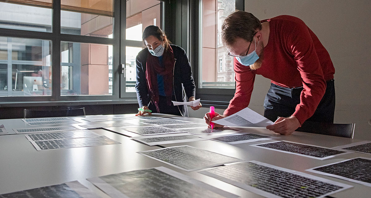 Comparing the written text visually is a laborious process. In order to help sharpen their eye for essential details, Marthot-Santaniello and her co-worker Johannes Nussbaum play a kind of memory game in which they each attempt to identify two papyri from the same writer. (Photo: University of Basel, Christian Flierl)