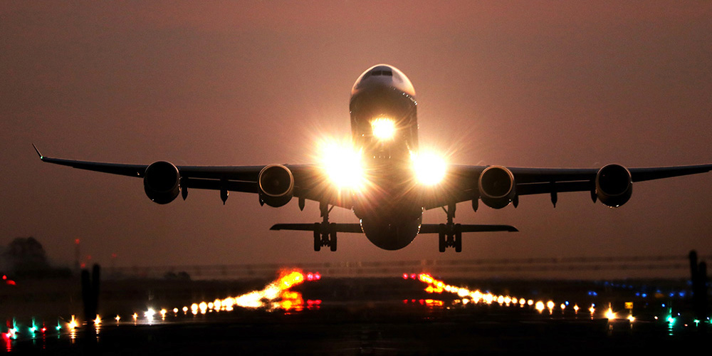 Flugzeug startet in der Abenddämmerung