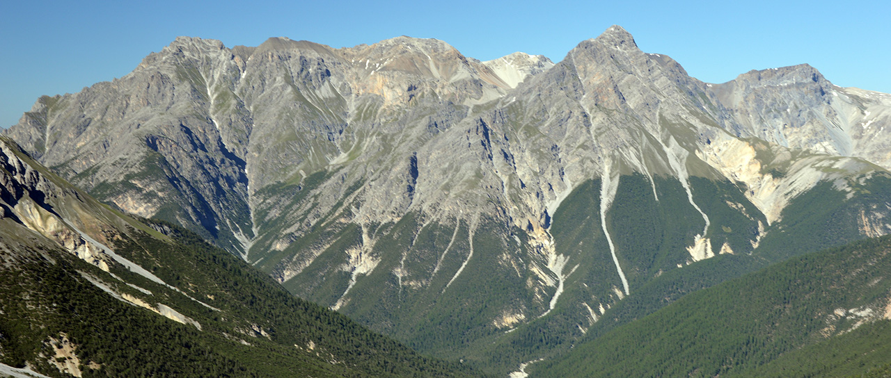 Berge mit Wald an den Hängen bis auf eine bestimmte Höhe