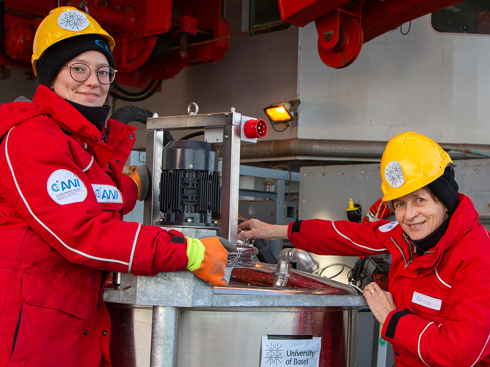 Clara Leistenschneider (links) und Patricia Holm am Probentank Clara Leistenschneider (links) und Patricia Holm am Probentank