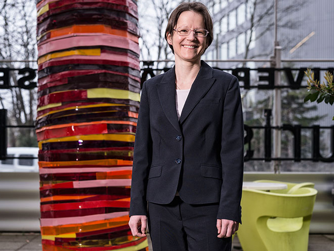 Dr. Evelyne Schmid Dr. Evelyne Schmid
