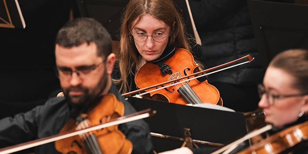 Musiker und Musikerinnen an Streichinstrumenten. Musiker und Musikerinnen an Streichinstrumenten.