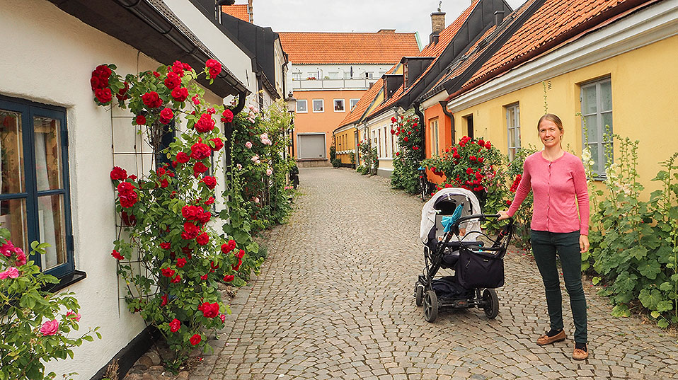 Sommerlicher Ausflug: Nanowissenschaftlerin Heidi Potts mit Familie zu Besuch in Ystad. (Foto: Heidi Potts) Sommerlicher Ausflug: Nanowissenschaftlerin Heidi Potts mit Familie zu Besuch in Ystad. (Foto: Heidi Potts)