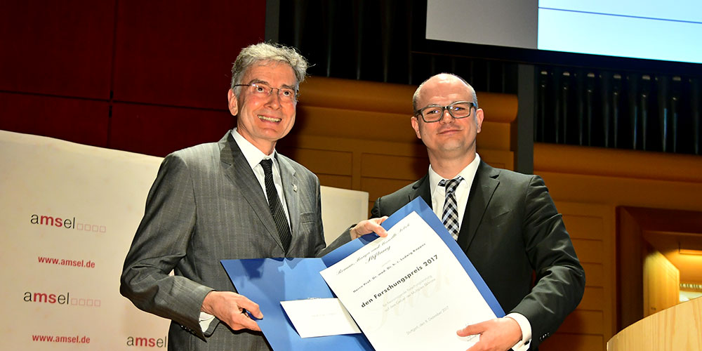Sobek-Forschungspreis 2017: Prof. Dr. Dr. h. c. mult. Ludwig Kappos (links) mit dem Baden-Württembergischen Ministrialdirektor Ulrich Steinbach. (Bild: AMSEL e.V. / Martin Stollberg)