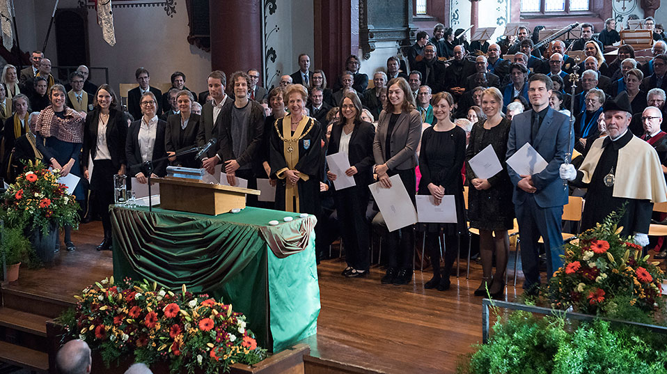 Die Rektorin beglückwünscht die Fakultätspreisträgerinnen und -preisträger. (Bild: Universität Basel, Christian Flierl)