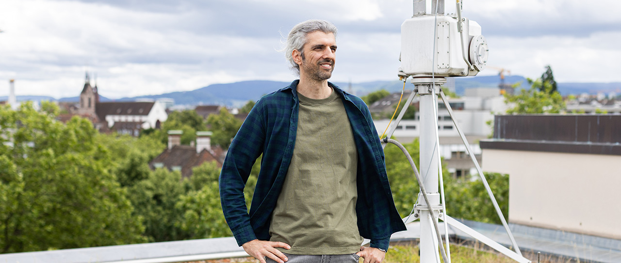 Stavros Stagakis auf dem Dach des Departement Umweltwissenschaften neben der CO2-Messstation