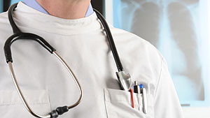 Oberkörper eines Mediziners in weissem Kittel und Stetoskop