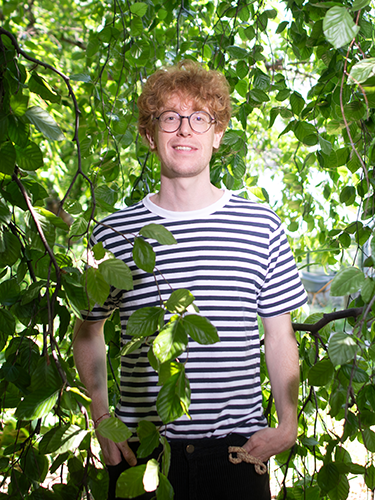 Portrait of Linus Hany: He is wearing a striped T-shirt and glasses. Portrait of Linus Hany: He is wearing a striped T-shirt and glasses.