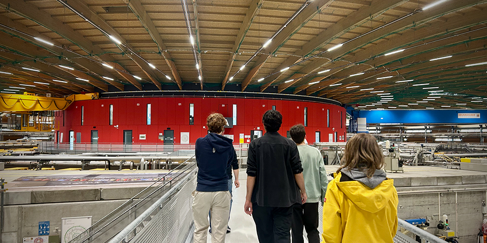 Studierende der Nanowissenschaften besichtigen das Swiss Light Source Synchrotron des Paul Scherrer Instituts.